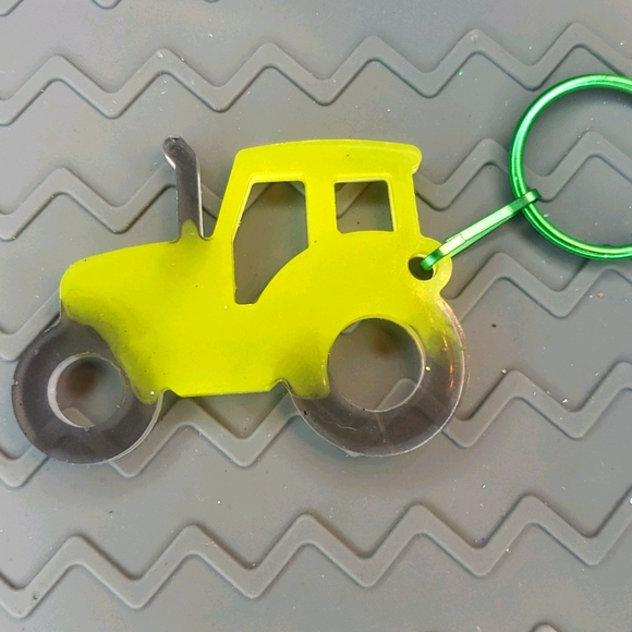 Tractor Keychain🚜 - Picture 1 of 1